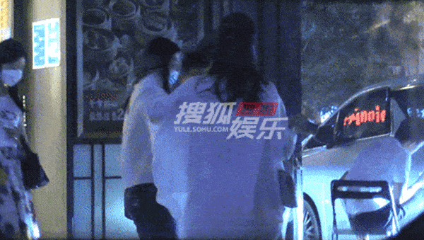 随后,她坐上商务车回家.抵达小区附近时,白百何