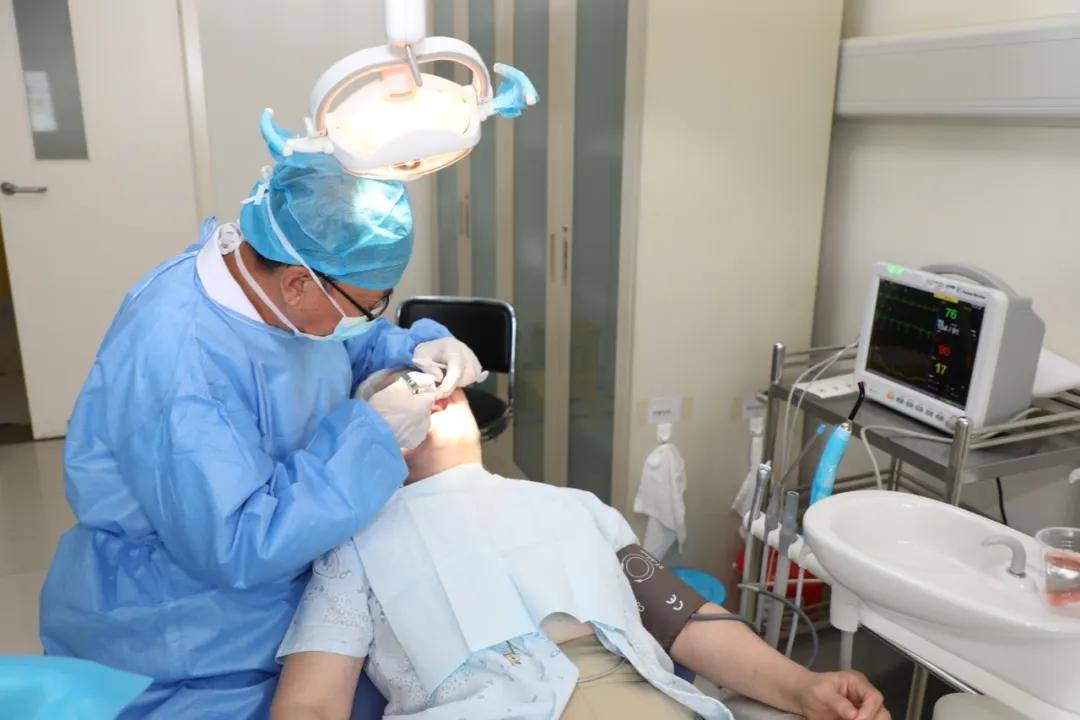 王府医院成功开展心电监护拔牙为高龄老人解决病痛