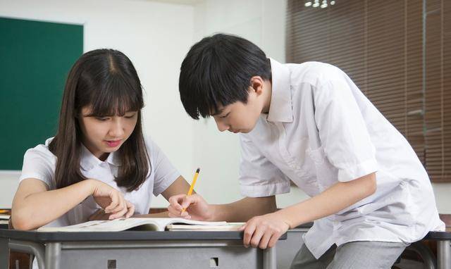 高考不足1个月，创历史的1071万高考生中，除了高三学子还有谁？