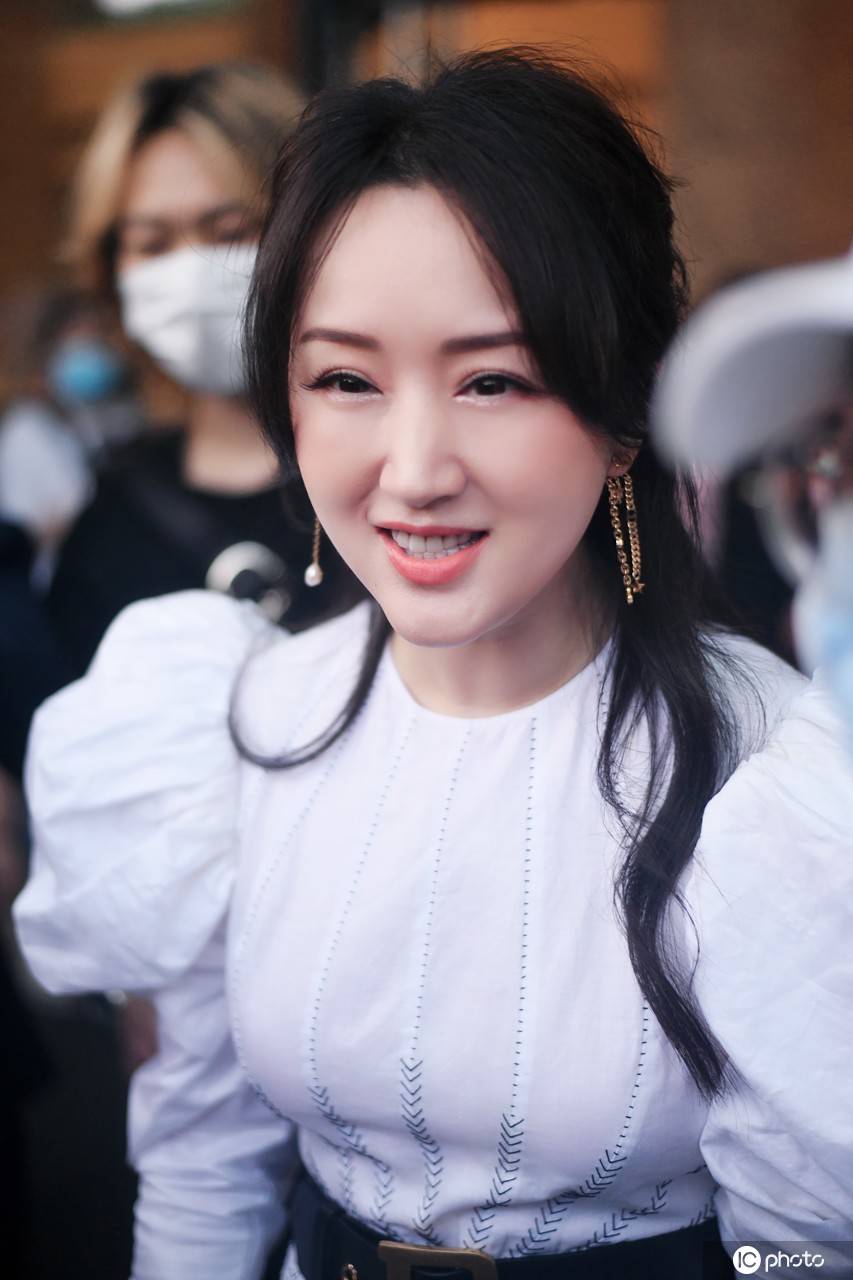 "不老女神"杨钰莹现身酒店出发晚会