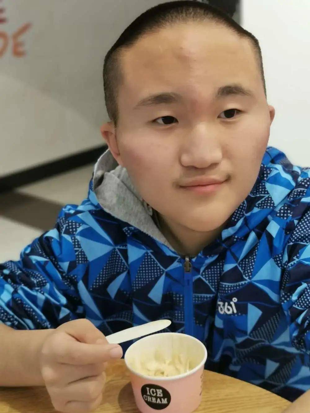 孩子|大到看牙、癫痫,陪自闭娃就医15年,妈妈攒下这些经验——小到感冒、抽血