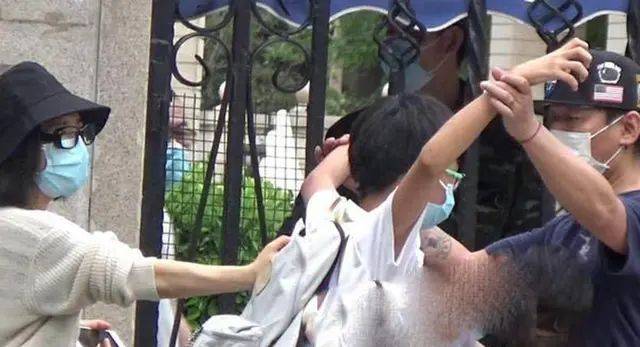 从“一指禅”小鲜肉到与肥硕矮丑男亲密，失婚