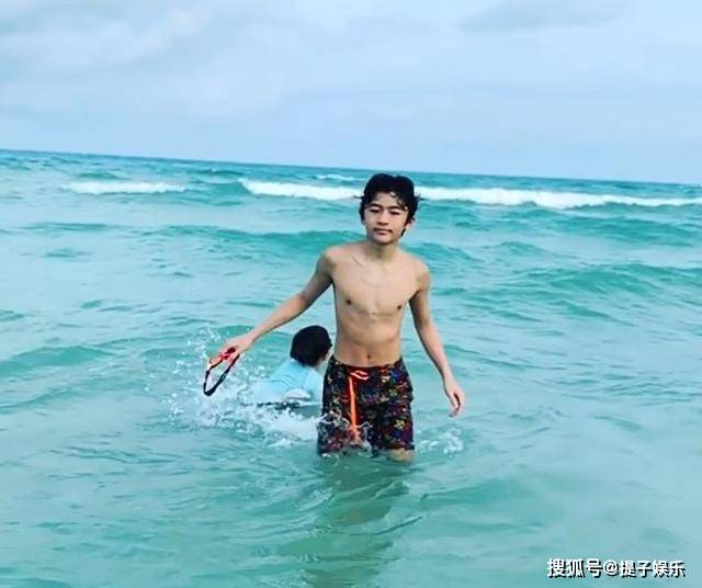 原创张柏芝儿子海边戏水，肤色黝黑腹肌初现，颜值身材像谢霆锋