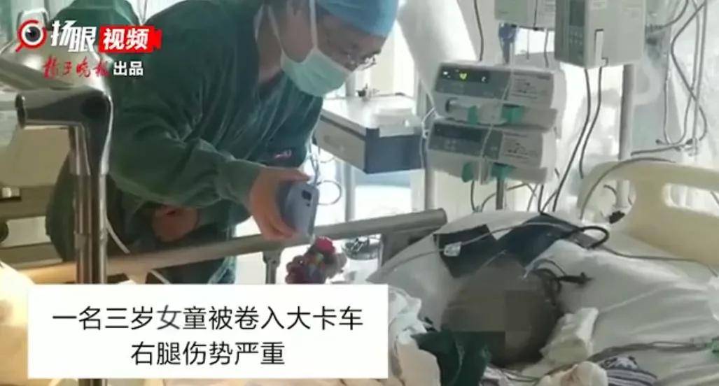 原创3岁女孩坐电动车被卷进卡车：莫让电瓶车成为孩子夺命车