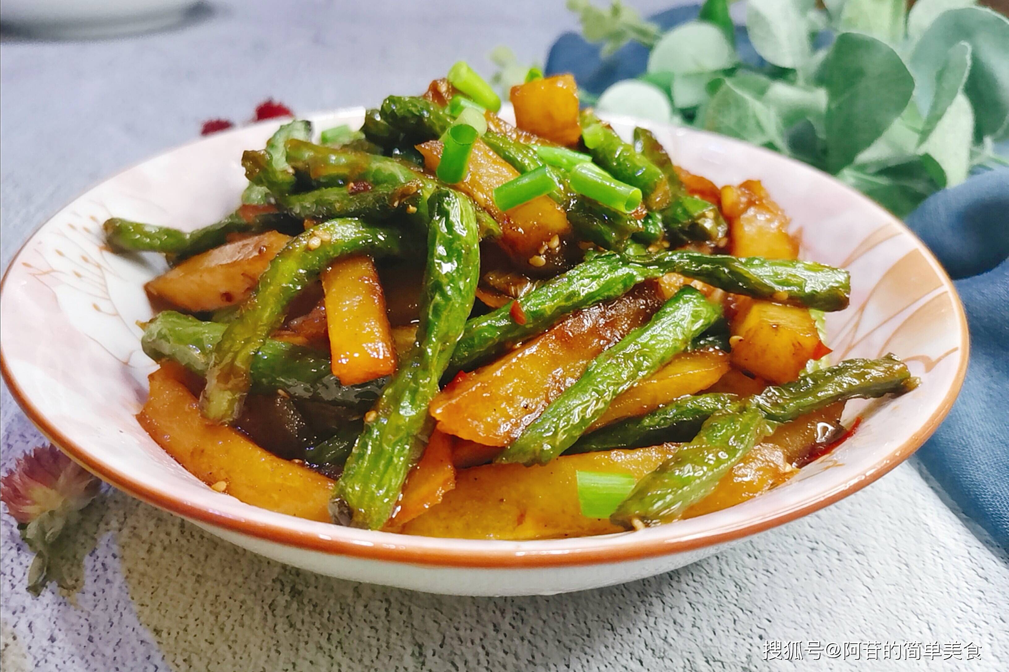 最下饭的素菜当数豆角土豆条,按照这个步骤做,绝对不翻车