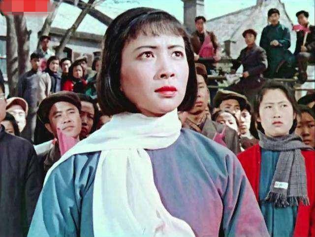 她17岁一婚，25岁嫁电影皇帝，儿子失常丈夫卧床，晚年和保姆生活