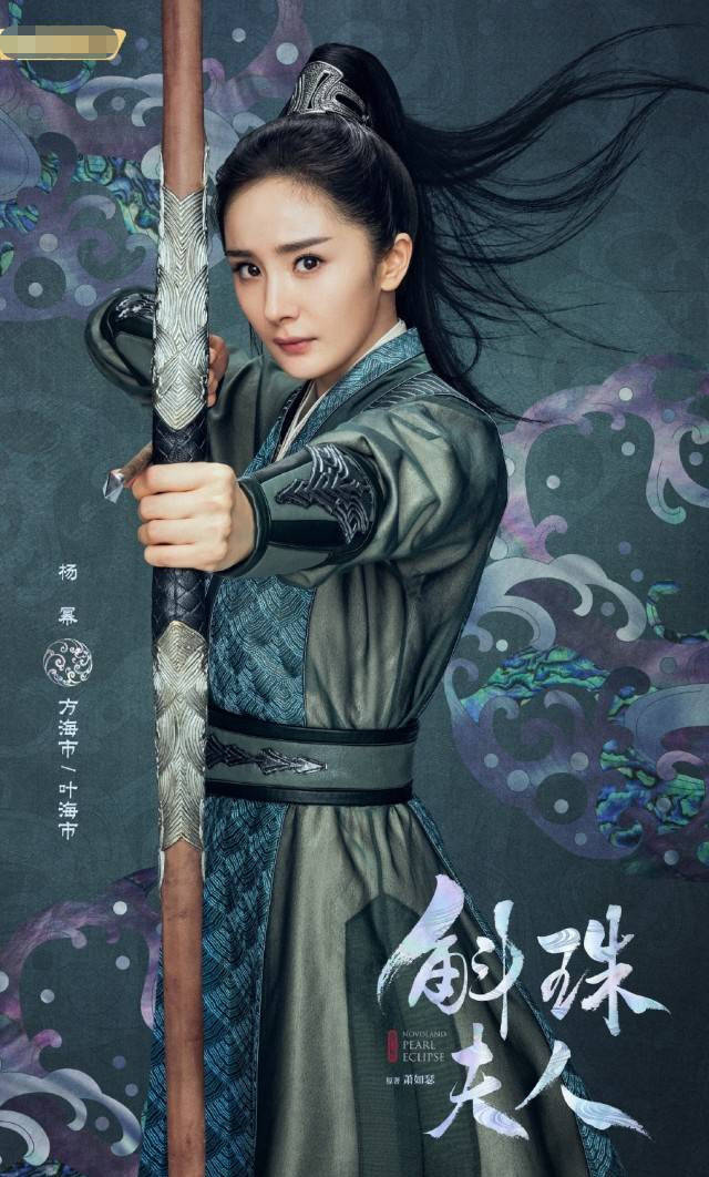 杨幂最新大片花絮曝光，白衣裙装冰清玉洁，黑