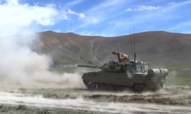 关键时刻，中国15式轻坦高原再亮相，威慑意义不