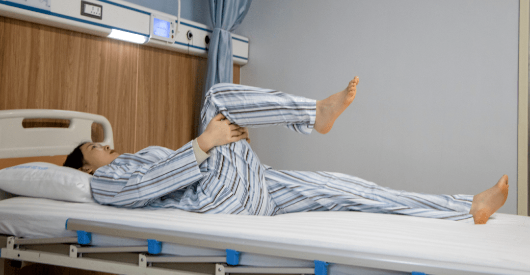 在床上,床边主动屈伸膝关节,必要时由医生被动活动膝关节.