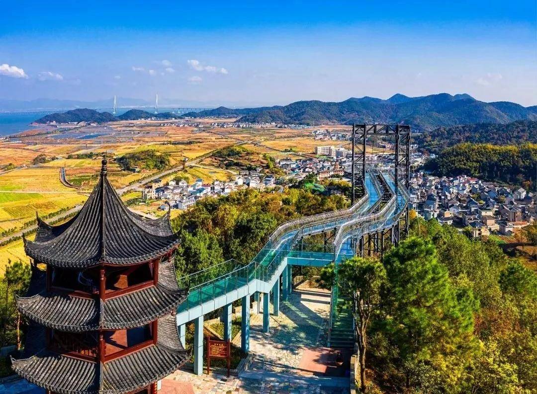 黄避岙乡龙屿村位于象山县"斑斓海岸"文明示范线上,龙屿村内休闲娱乐