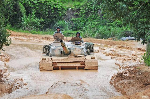 关键时刻，中国15式轻坦高原再亮相，威慑意义不