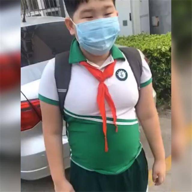 孩子|众网友笑翻:家里伙食一定很好男孩上学被校服“困住”