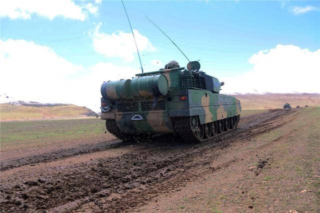 关键时刻，中国15式轻坦高原再亮相，威慑意义不