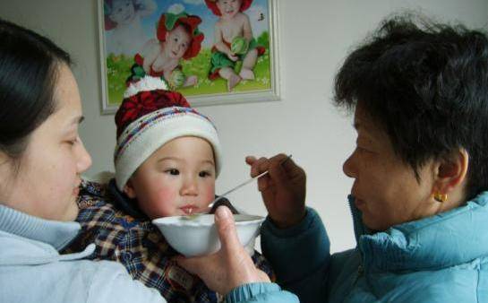 医生|医生告诫：孩子不到1岁，这2种辅食可别碰1岁女童肾上长结石