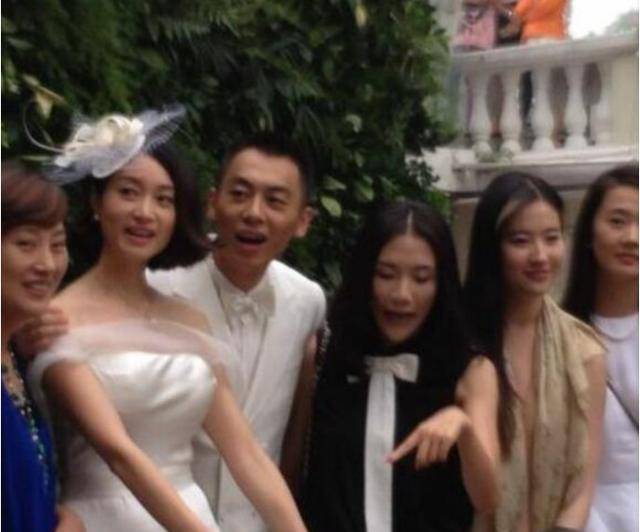 朱亚文与刘亦菲在大学时关系非常要好,朱亚文一直把刘亦菲当作妹妹