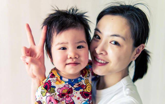 原创吴敏霞直播中哭诉女儿重病住院，治疗过程险些失聪，都怪他们大意