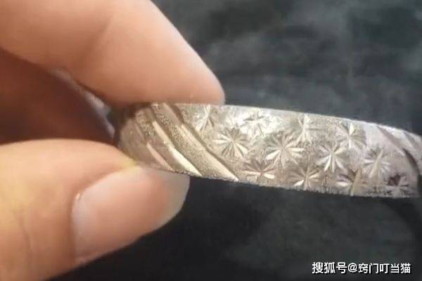 怎么把银手镯戴手上不会被发现 a4a4745a6b9147368e7cfbeee583d7b2.jpeg