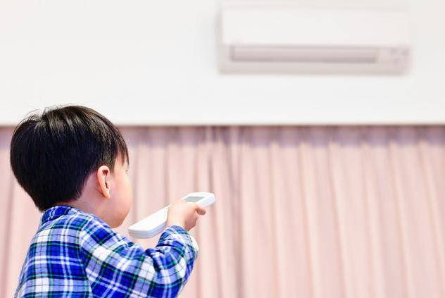 孩子|父母最好别放纵孩子提个醒：有一种解暑方式容易伤脾胃