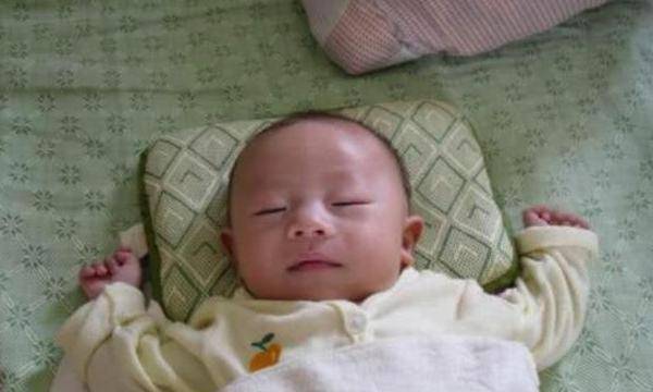 宝宝|宝妈不再担心宝宝睡觉就出现＂投降＂的睡姿？了解以下3点
