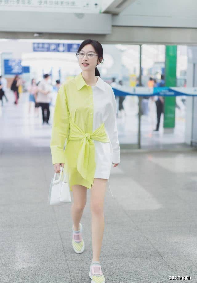 女生穿的白色防晒衣 46b34b81bdc940448a430303c8ff6e01.jpeg