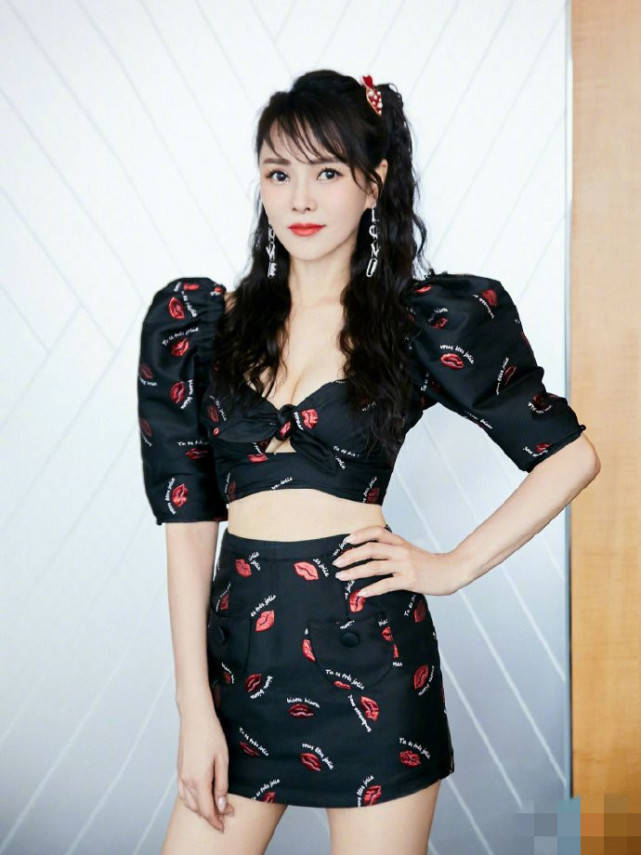 姐姐伊能静最新美照，扎双马尾秀马甲线太少女