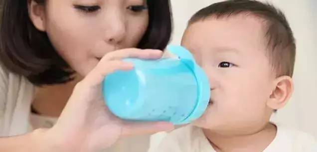 宝宝几个月开始用学饮杯了 5445a8155b754521a45f796388d0a08f.jpeg