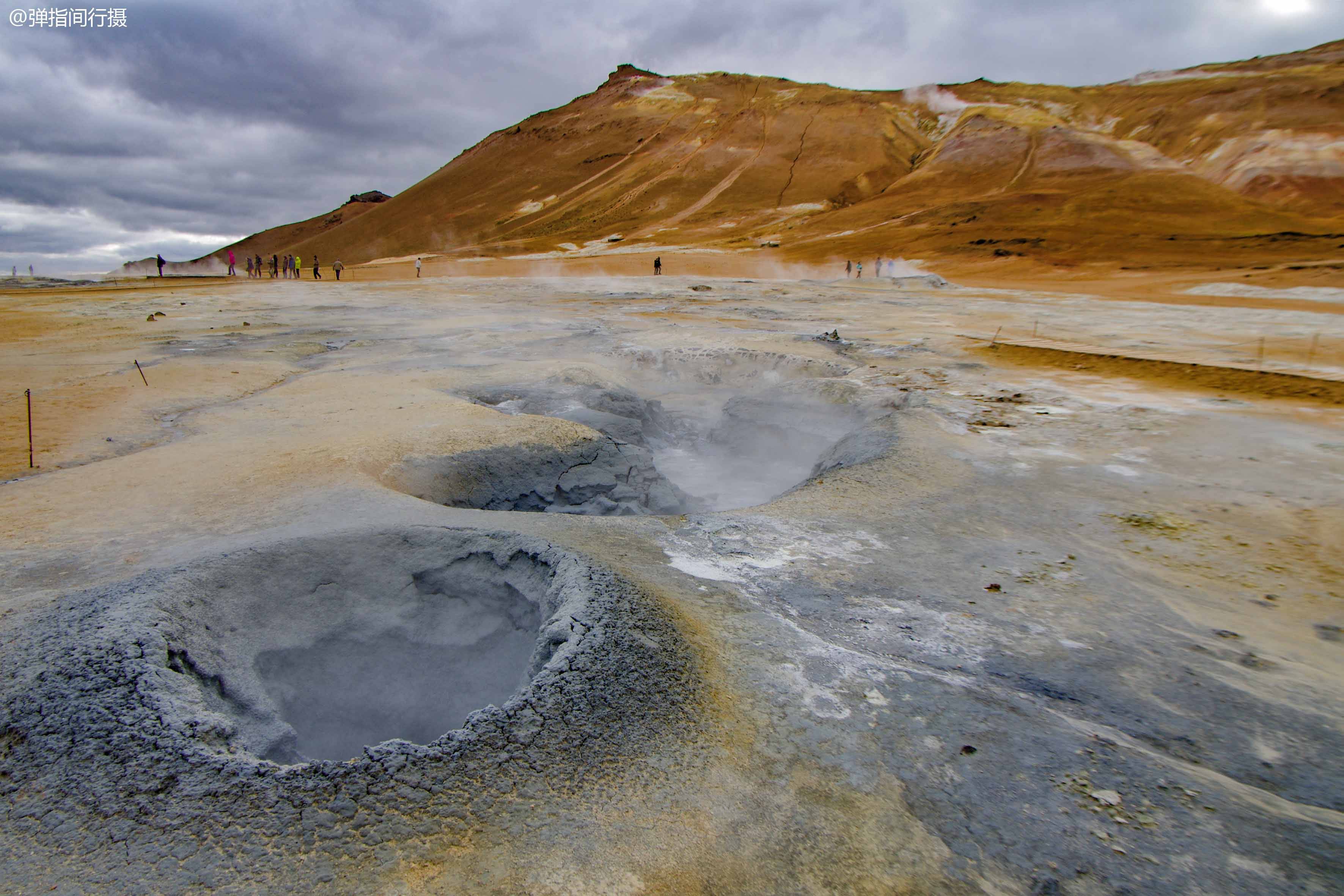 冰岛奇幻地热体验区,岩浆涌动白烟四起,人就像"热锅上的蚂蚁"