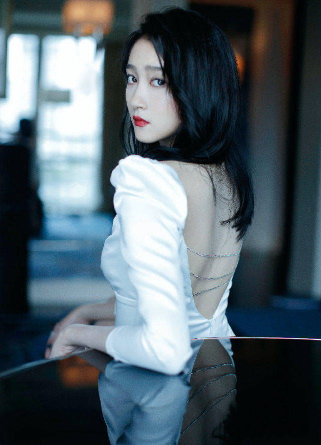 原创究竟是整容还是p图太猛关晓彤写真鼻孔严重异位其曾还p出7个脚趾
