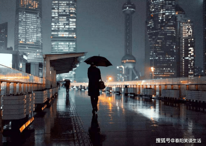 原创多想和他一起躲在屋檐下,看雨滴滴答