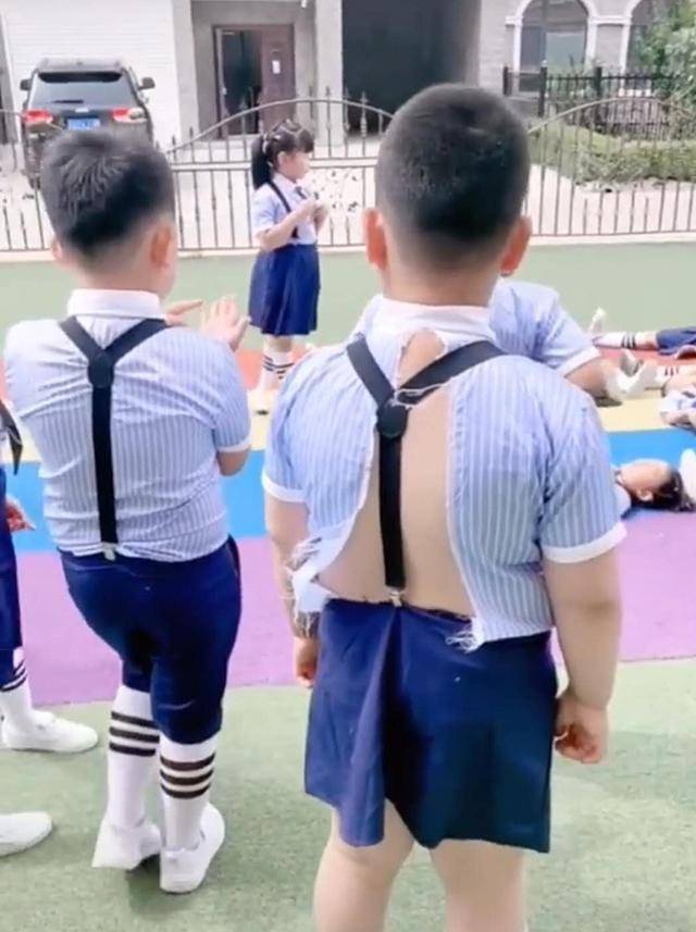 幼儿园拍毕业照要求穿校服，“巨型宝宝”为难了，妈妈无奈之举笑翻老师