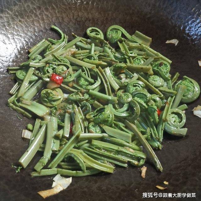 素炒黄瓜香一道简单美味的野山珍