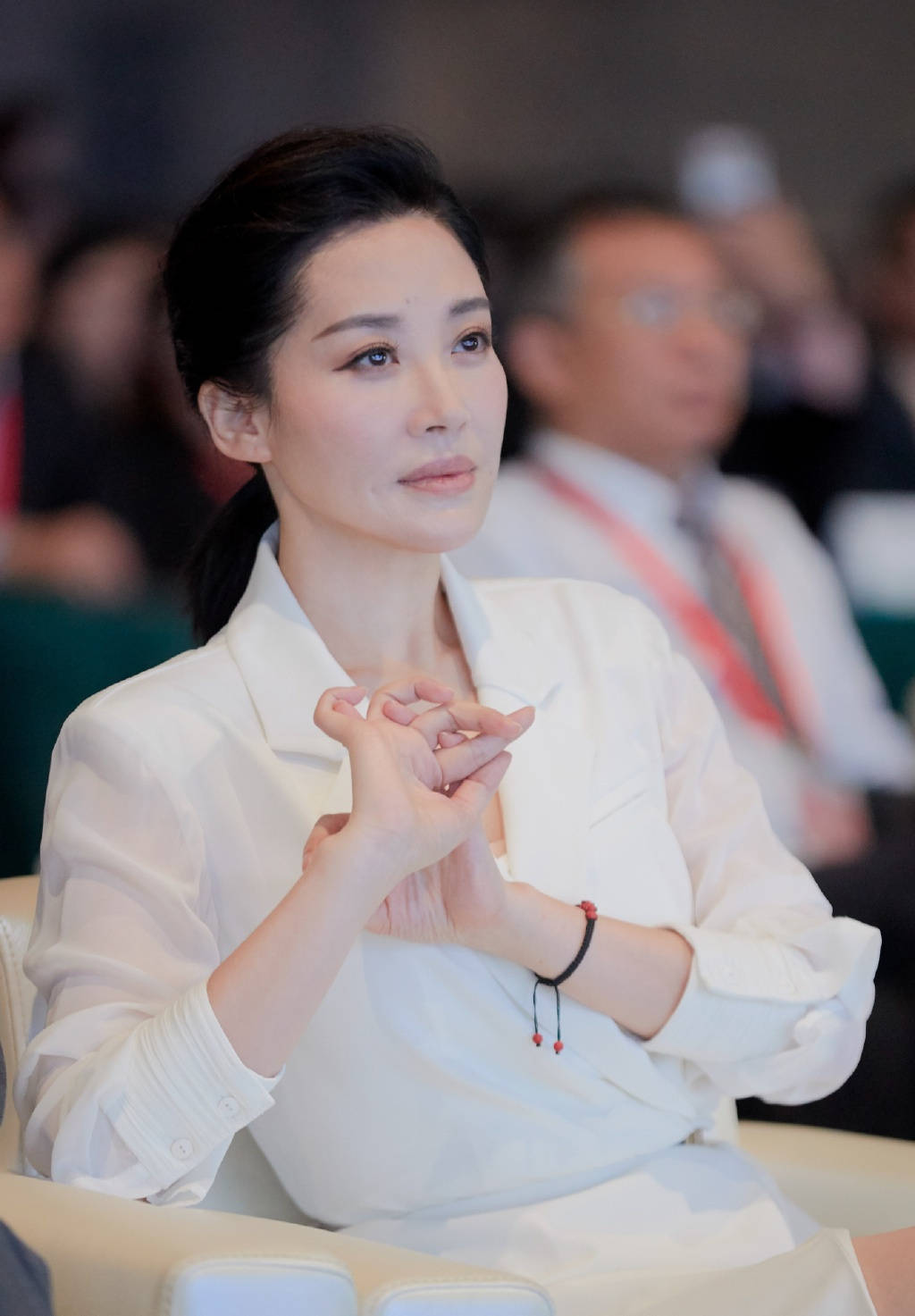 51岁的许晴依然年轻貌美,穿运动套装出席活动减龄时髦