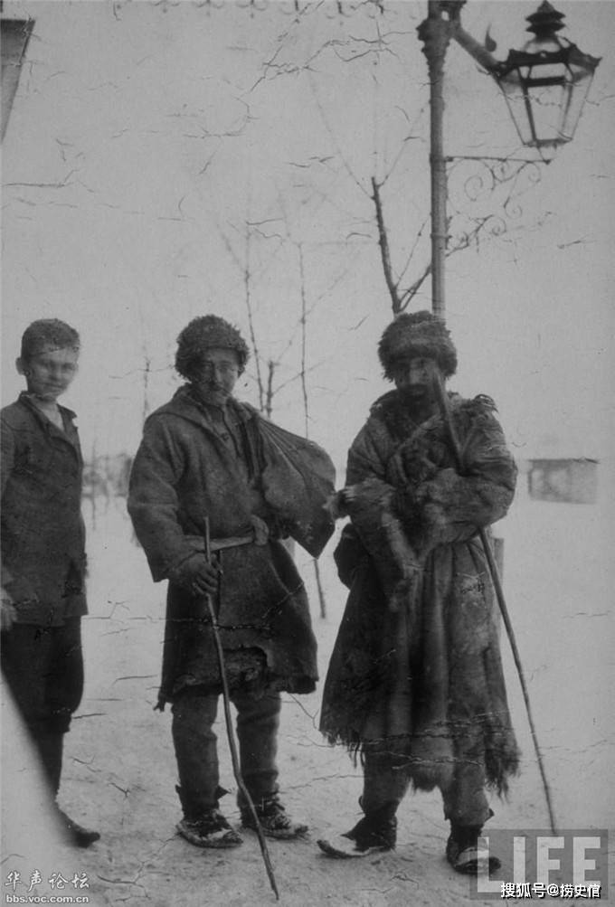 老照片:1901年的俄国车臣,酒店门前站着三个乞丐