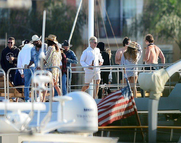 莱昂纳多在豪华游艇上为小女友庆生，两人造型