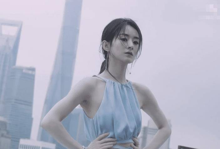 原创工作室晒赵丽颖上班花絮,看清原相机下的肚子,这哪像宝妈身材?