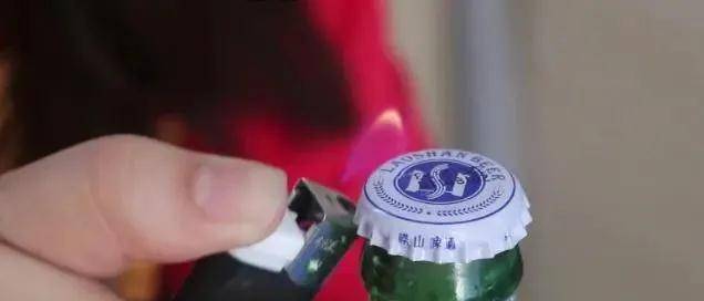 起酒瓶开瓶盖是什么原理_什么饮料瓶盖是透明的(3)