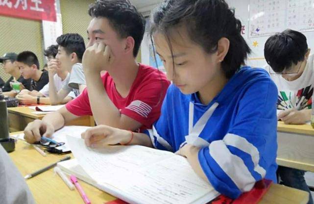 学生复读了一年，为何高考成绩比之前还差？高三老师揭露其中真相