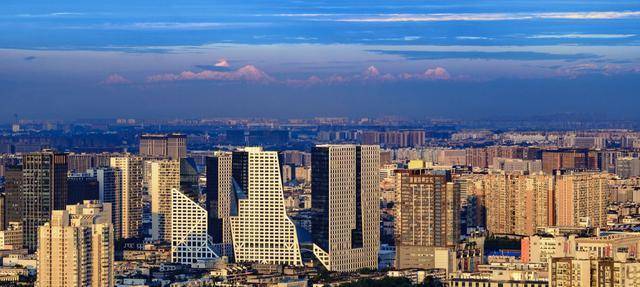人口涌入城市_夜晚城市图片(3)