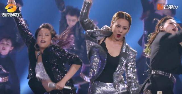 乘风破浪的姐姐首场公演，宁静万茜帅气，黄圣