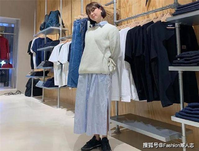 韩国店员也太好看了吧,随便穿件衣服就很美,这气质我也想拥有