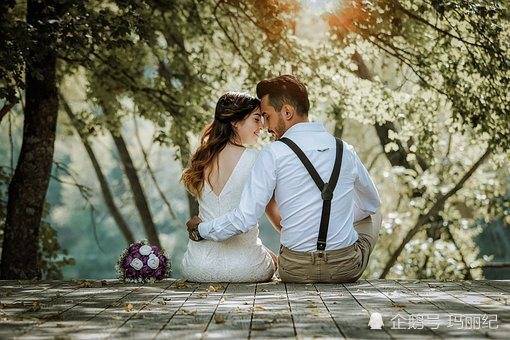 梦境中的甜蜜伴侣，梦见与妻子同行，独自品味梨的深意