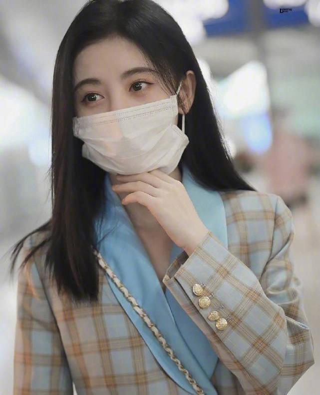 四千年美女鞠婧祎再上热搜，被质疑为显脸小，