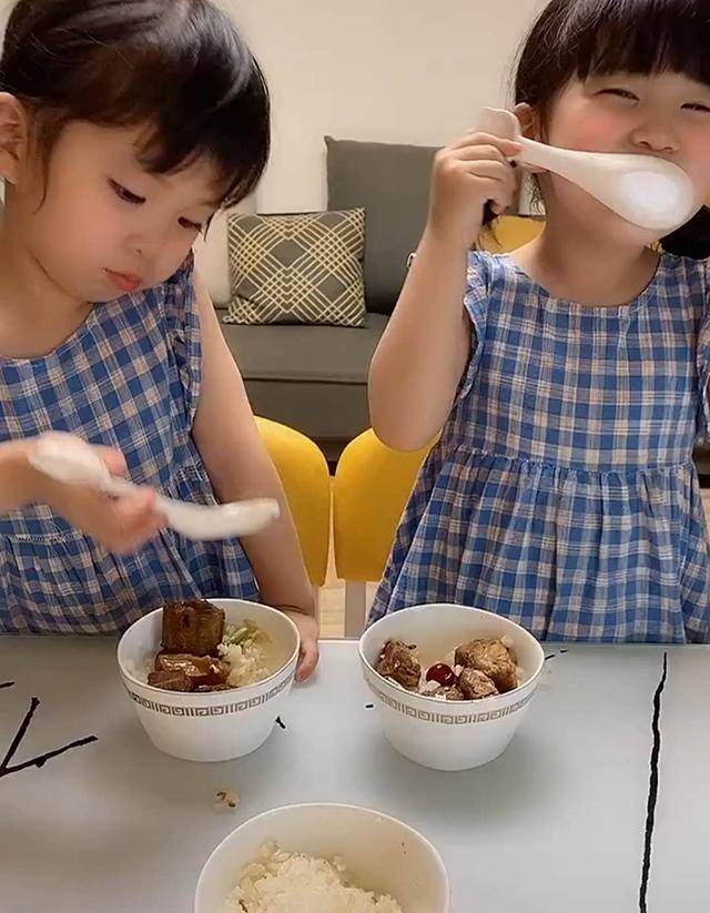 妈妈考验双胞胎女儿孝心，被俩女儿暖到，网友笑称：都是来报恩的
