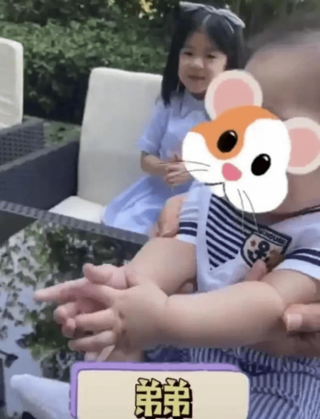 原创汪峰罕见晒全家章子怡与继女互动亲密无隔阂小儿子正脸超萌抢镜