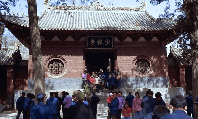 原创80年代少林寺老照片:开始收门票,商业气息渐浓,摊位摆到山门前