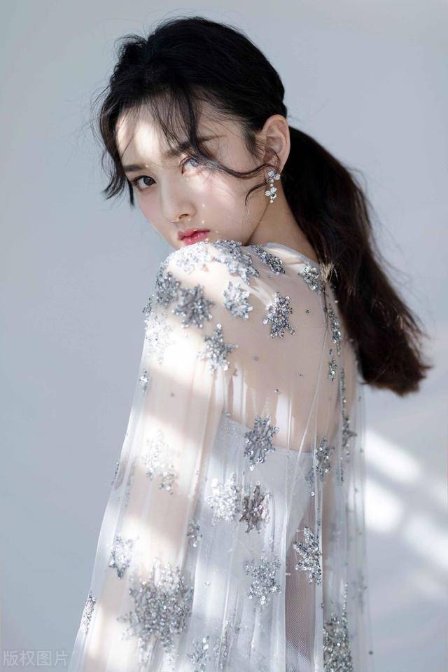 路人电梯偶遇宋祖儿，超近镜头下抓拍，一眼看