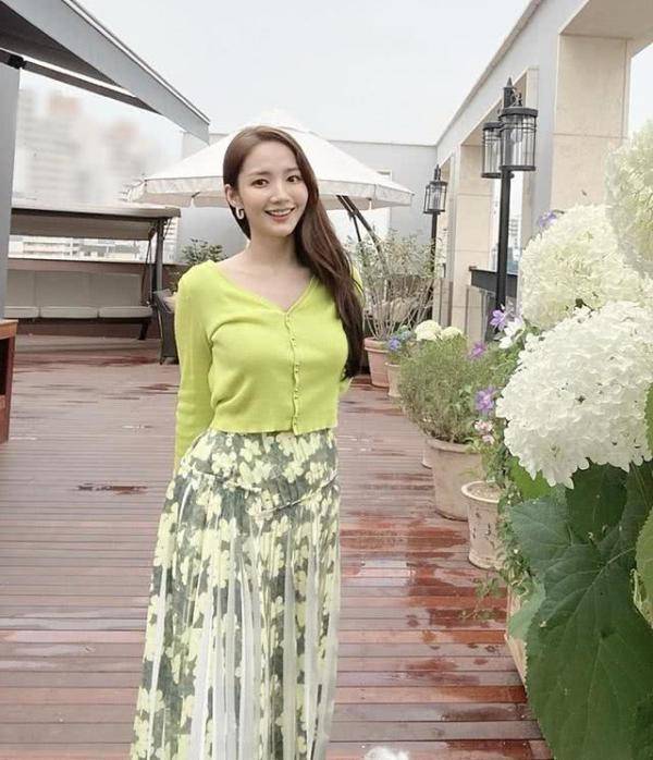 1/ 12 6月23日,韩国女星朴敏英在社交平台更新了两张最新的私服搭配