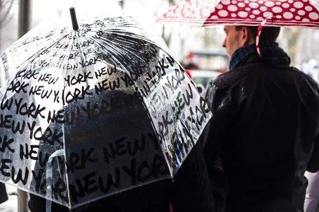 不输褚时健！60岁退休工人用2000元创业，靠卖雨伞一年赚到20亿