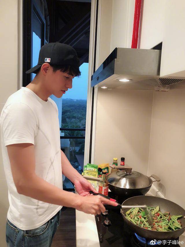 超级男模改行秀厨艺？与张亮同台走秀，用剁椒