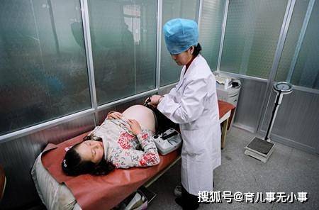 三次b超检查确定女孩狠心引产,看到孩子后,妈妈跪地痛哭说报应